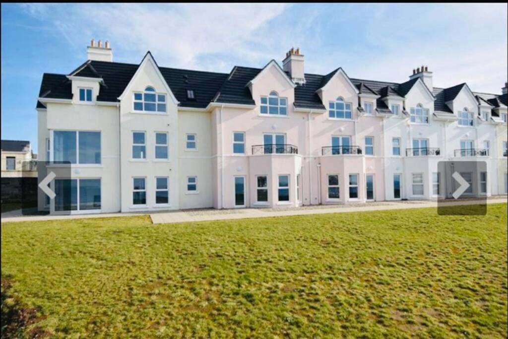 Apartment Luxurious Front In
